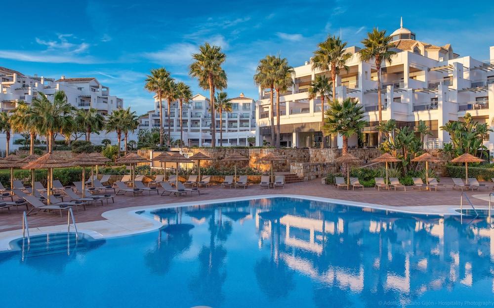 Hotel &